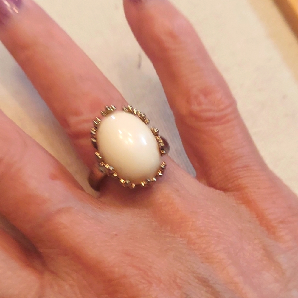 Fashion vintage off white ring